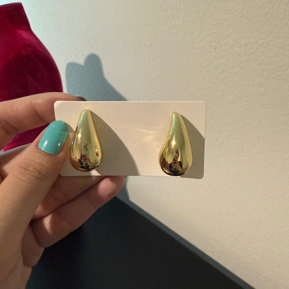 Trendy Gold Teardrop Stud Earrings - Picture 3 of 5
